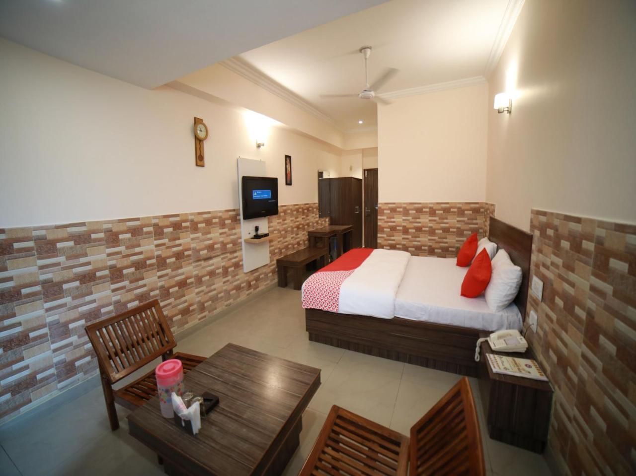Oyo 15561 Corporate Villa Jammu Esterno foto