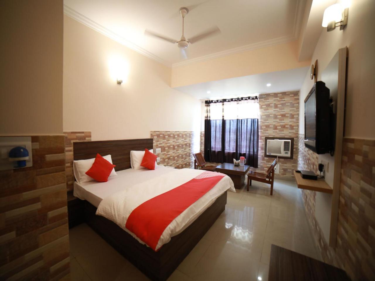 Oyo 15561 Corporate Villa Jammu Esterno foto